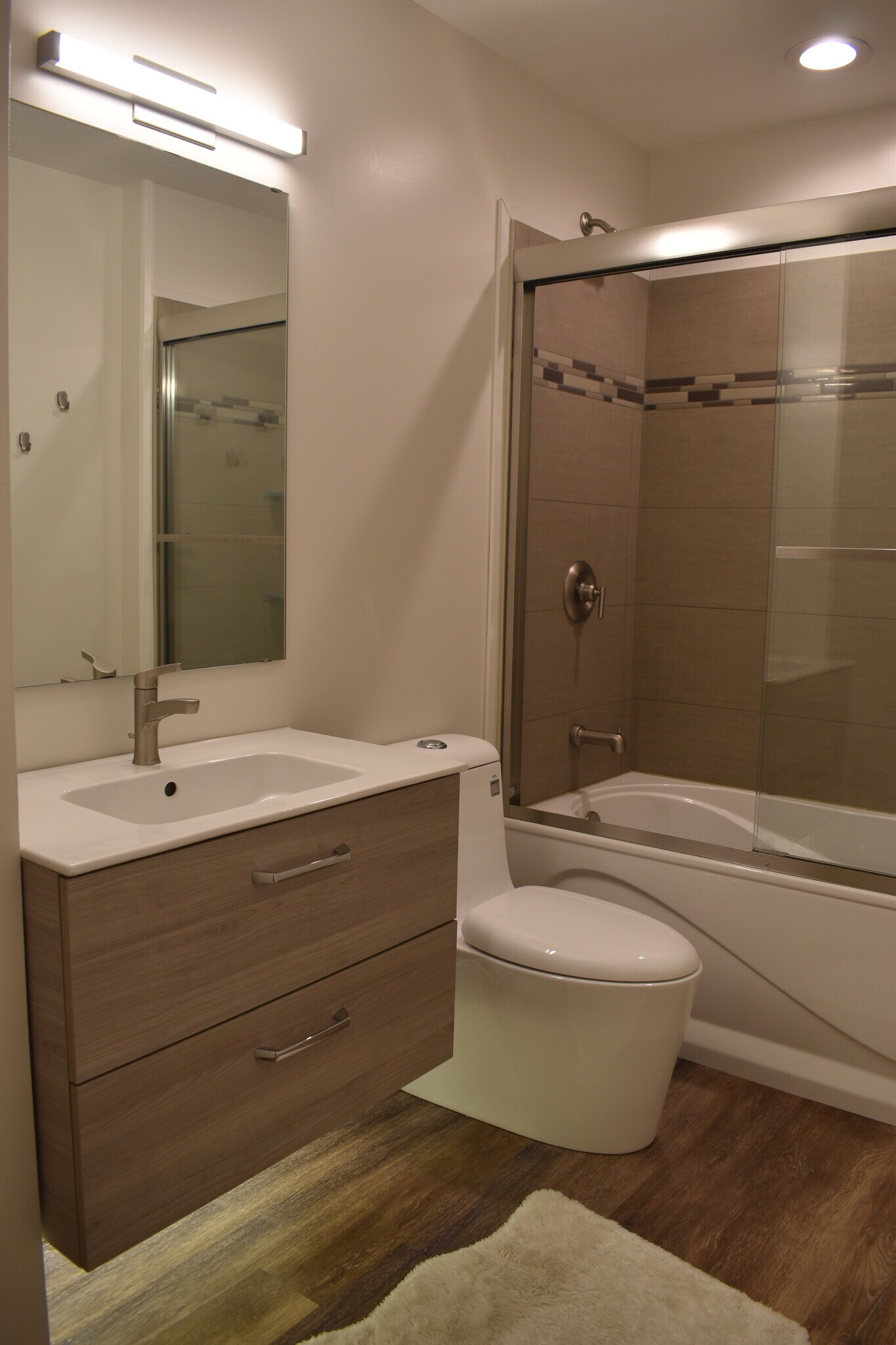 Upper Full Bath - 1954 River Park Ct
