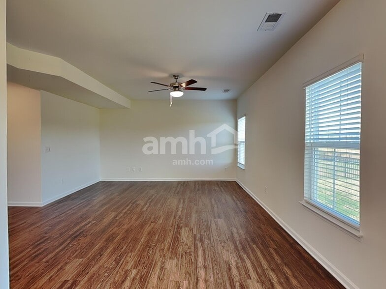 Building Photo - 548 Larragan Dr