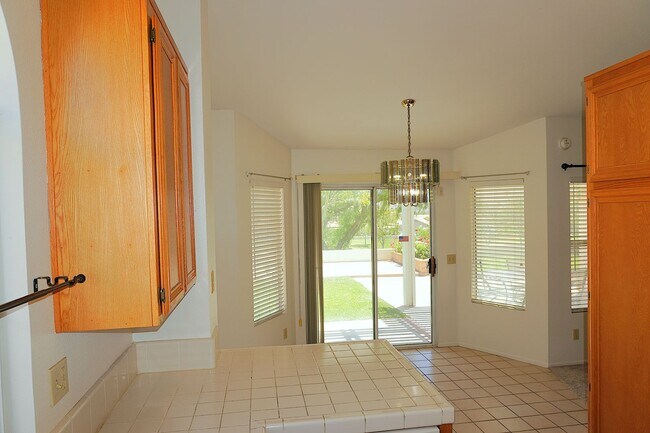 Building Photo - 1366 Fairway Oaks Ave