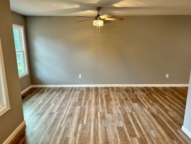 Building Photo - 905 Gardner St