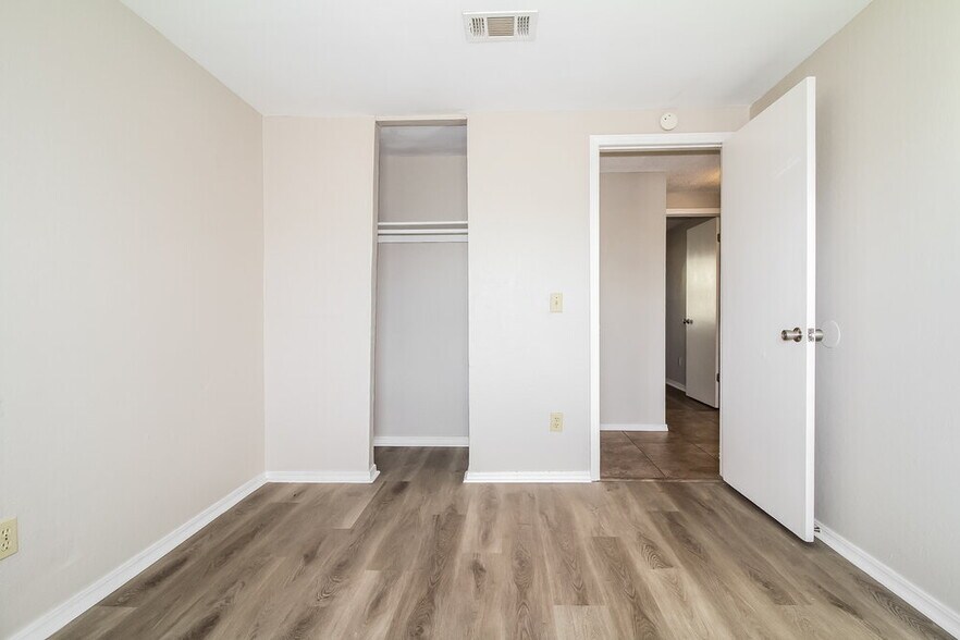 Building Photo - 9205 N Eagle Ln