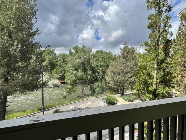 Building Photo - 2 Bedroom View Condo of Truckee River!