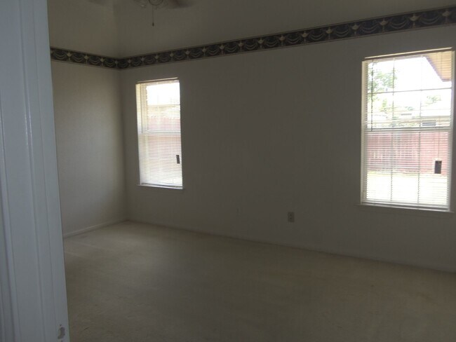 Building Photo - 4201 Windwood Dr