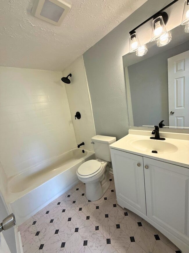 Building Photo - Cozy Remodeled 1BD/1BA + Bonus Room in Zephyrhills!