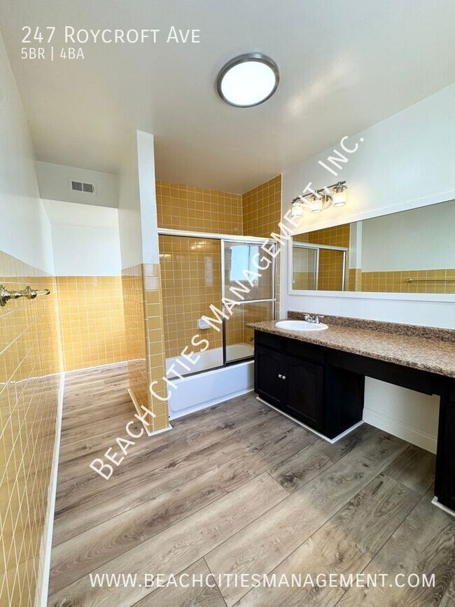 Building Photo - 247 Roycroft Ave