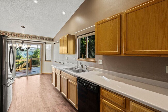 Building Photo - Sundown Rancher with Mountain Views, Walk-...