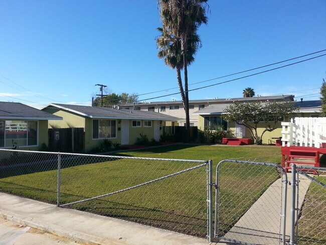 Building Photo - Charming 1bdr duplex with private yard and garage!