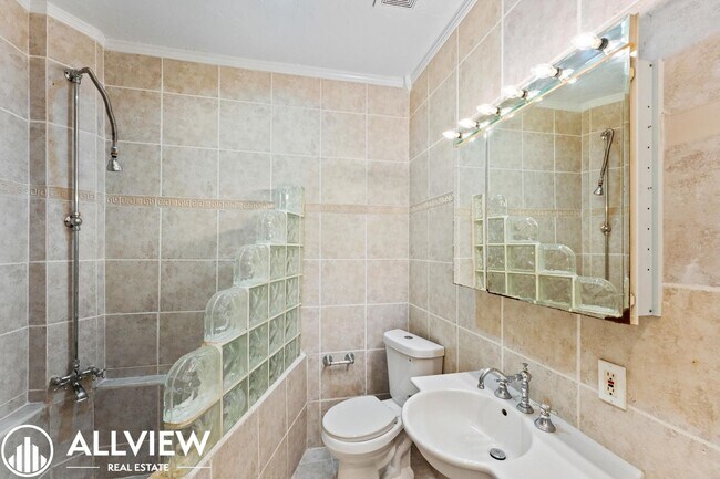 Building Photo - Beautifully Renovated 2-Bed, 2-Bath Home in a Gated Community!