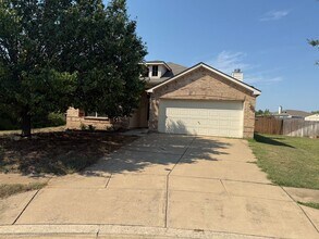 Building Photo - Move-in Ready Open Layout with a Huge Yard!