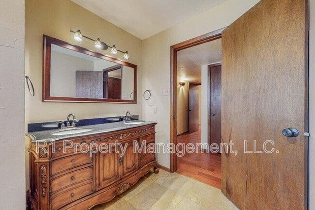 Building Photo - 501 Calle del la Angel