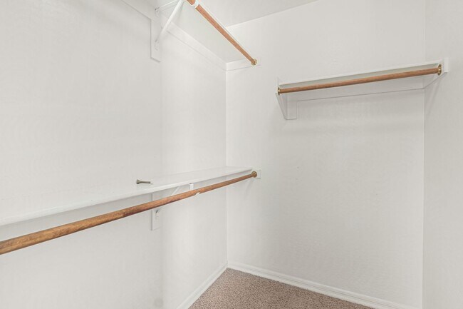 Building Photo - 5 Bedroom 3 Full Bath + Loft