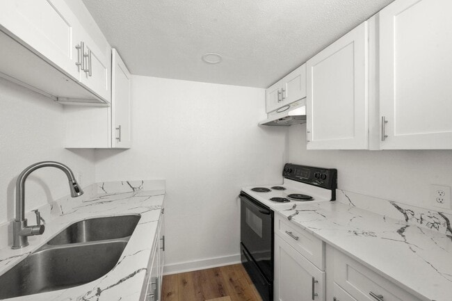 Building Photo - Richmond/Amanda west of Fondren, Classic, beautifully maintained, 2nd floor condominium offers 2 ...