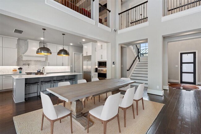 Building Photo - 105 Bisset Ct