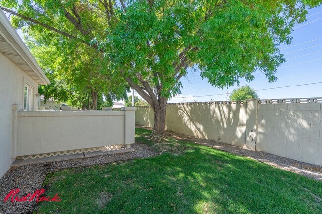 Building Photo - Pet Friendly! 3 Bedroom Single-Level Condo in St. George!