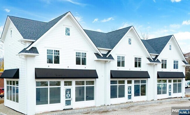 Building Photo - 445 Ramapo Valley Rd