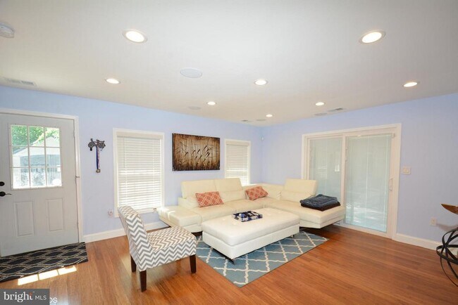 Building Photo - 6317 Everglades Dr