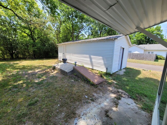 Building Photo - Home in Benton