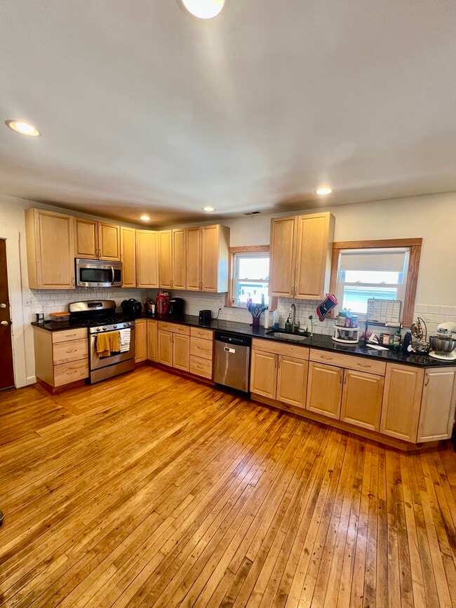 Building Photo - 65 Medford St