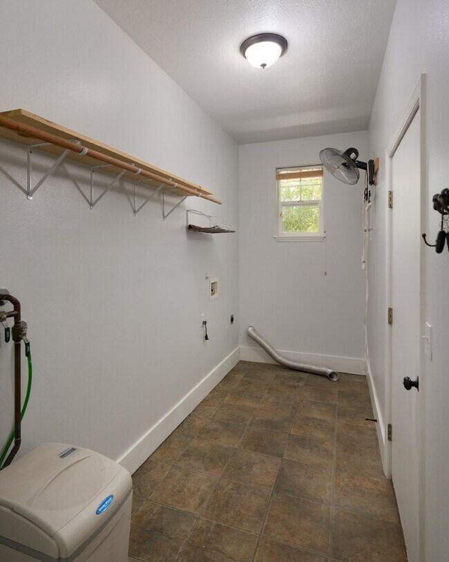 Building Photo - "Charming 3 bed / 2 Bath w/ Additional Off...