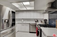 Building Photo - 108 W Maple St