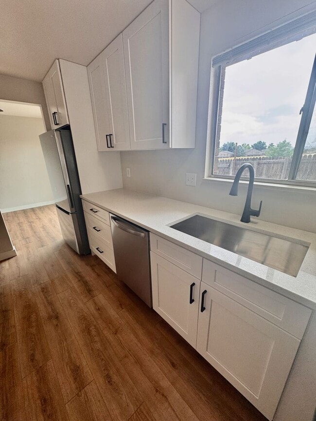 Building Photo - Beautifully Renovated Townhome in Coumbine...