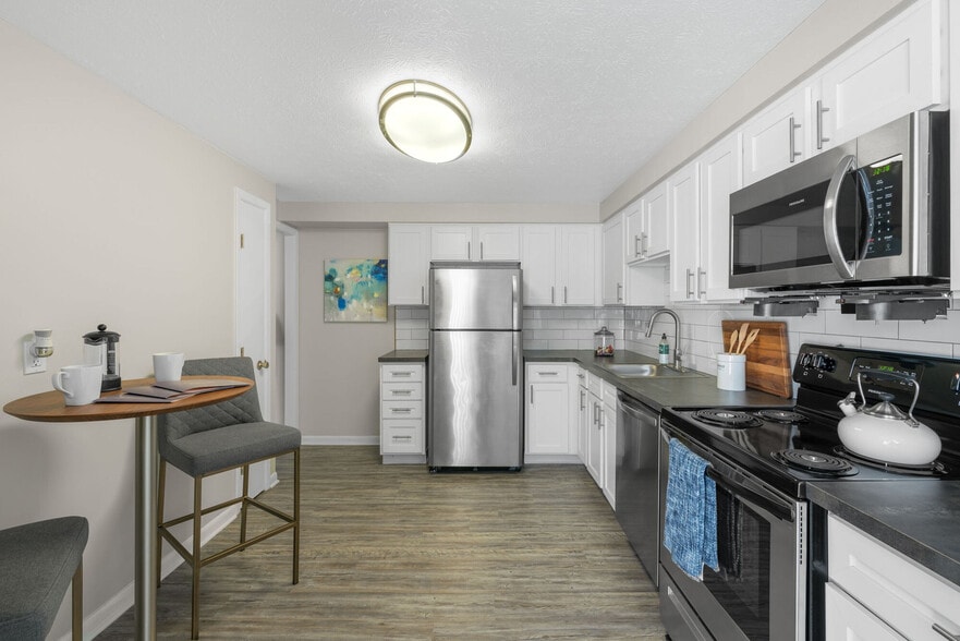 THE VANTAGE APARTMENTS 2702027040 Cedar Rd Beachwood OH 44122