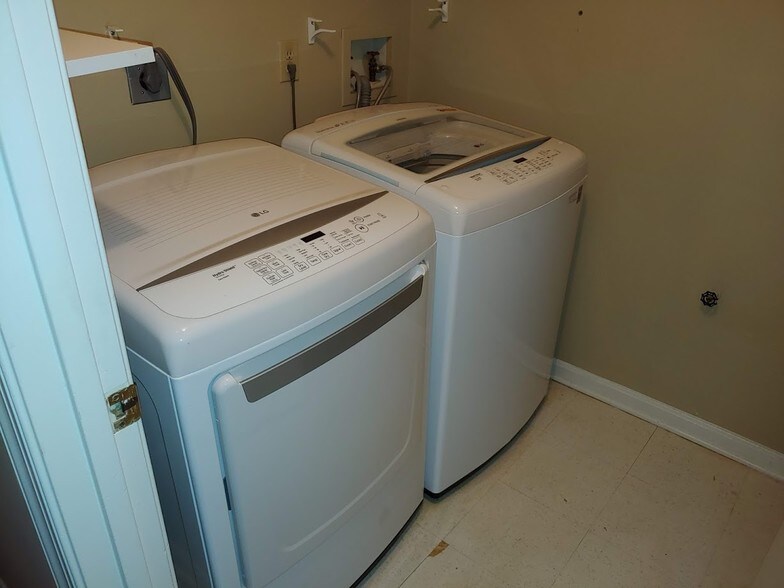 LG Washer/Dryer - 10129 Oakton Terrace Rd