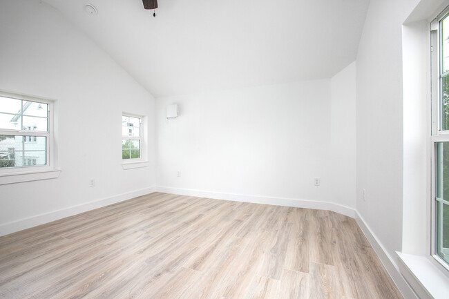 Building Photo - Studio Apartment in Daytona with Beach Vie...