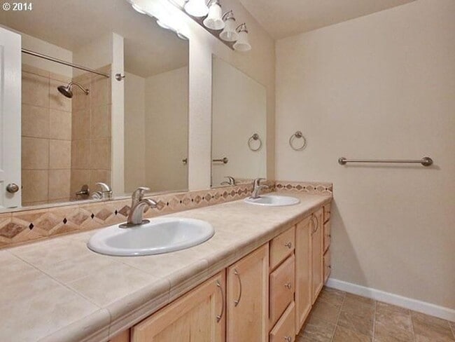 Building Photo - Light & Bright 2 Bed 1 Bath Condo!