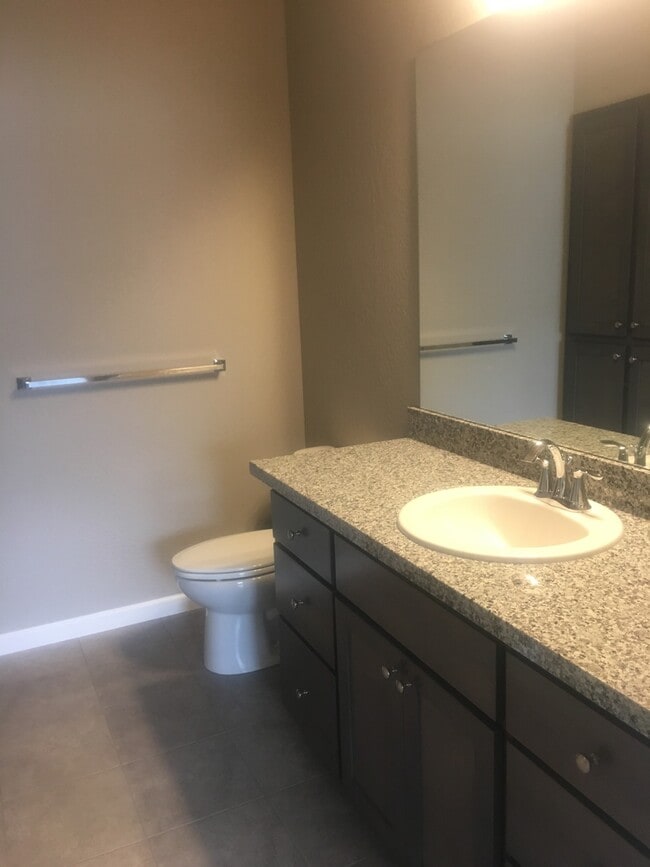 Building Photo - Beautiful Townhome in East Medford