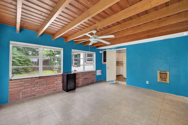 Building Photo - 841 SW 18th Ct
