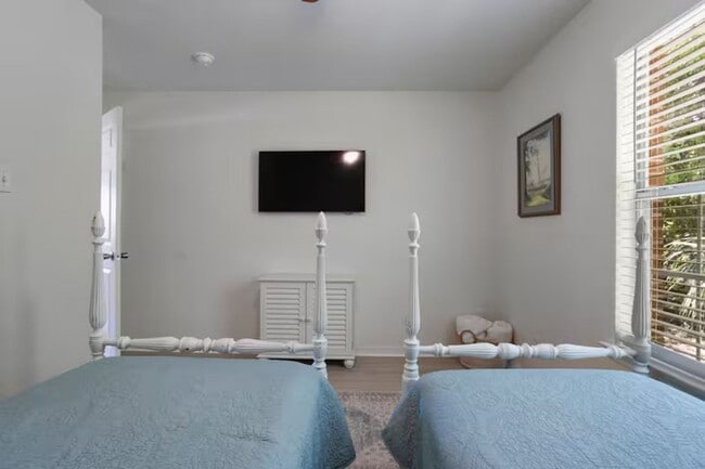 Building Photo - Furnished Duplex