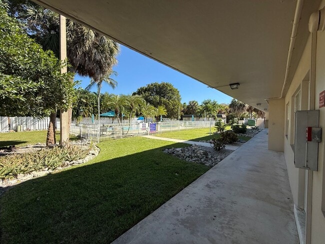 Building Photo - Freshly Remodeled - 1 Bedroom Unfurnished Condo-In Town Location-AVAILABLE NOW