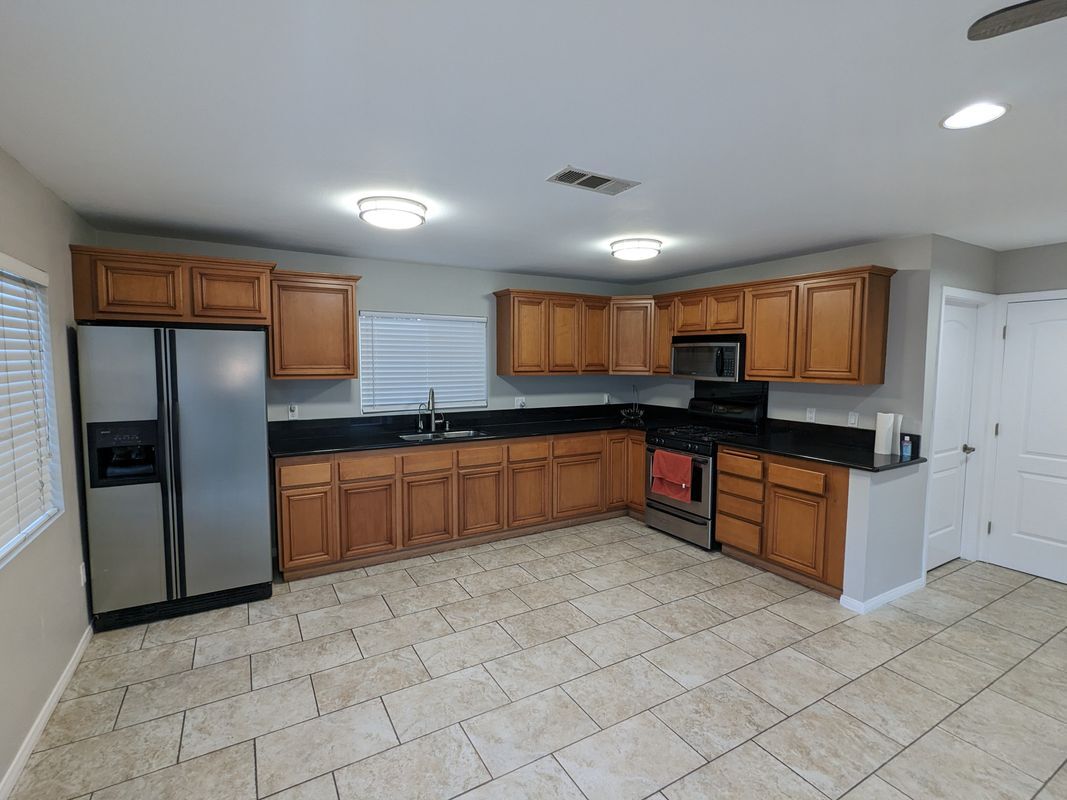 Building Photo - 616 E Opp St