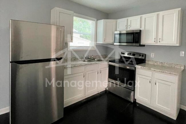 Building Photo - 2325 Westbrook Cir N