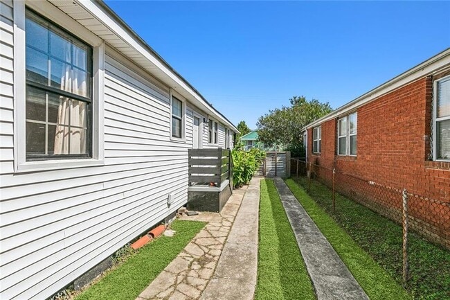 Building Photo - 1828 Alvar St