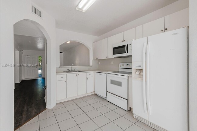 Building Photo - 975 NE 34th Ave