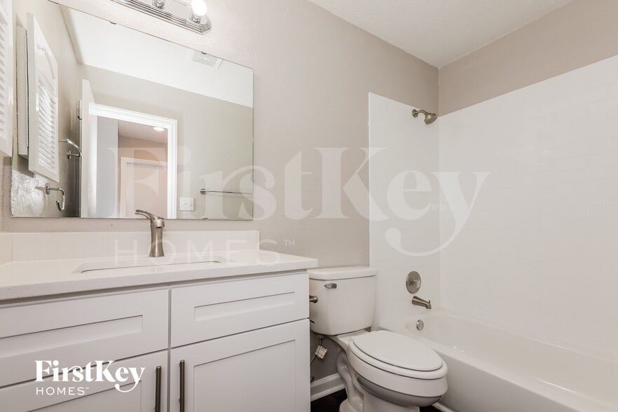 Building Photo - 4914 Chestnut Lake Dr