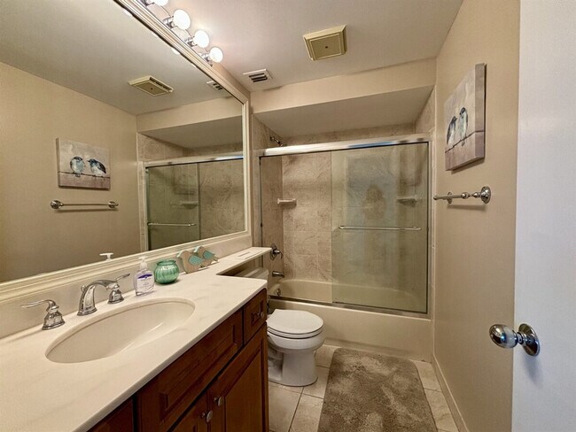 Building Photo - 216 Club Dr