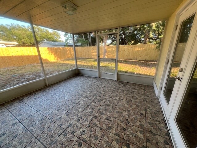 Screen-in porch & fenced yard - 5872 40th Ave N