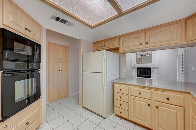 Building Photo - 6317 W Canyon Ridge Dr