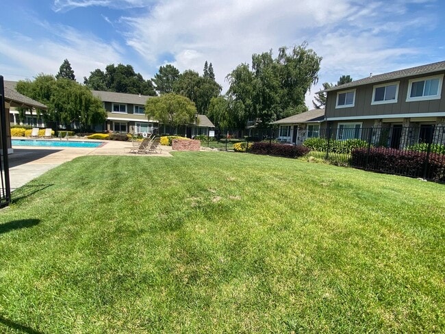 Building Photo - Recently Redone Danville 3Bed/2.5BA Two St...