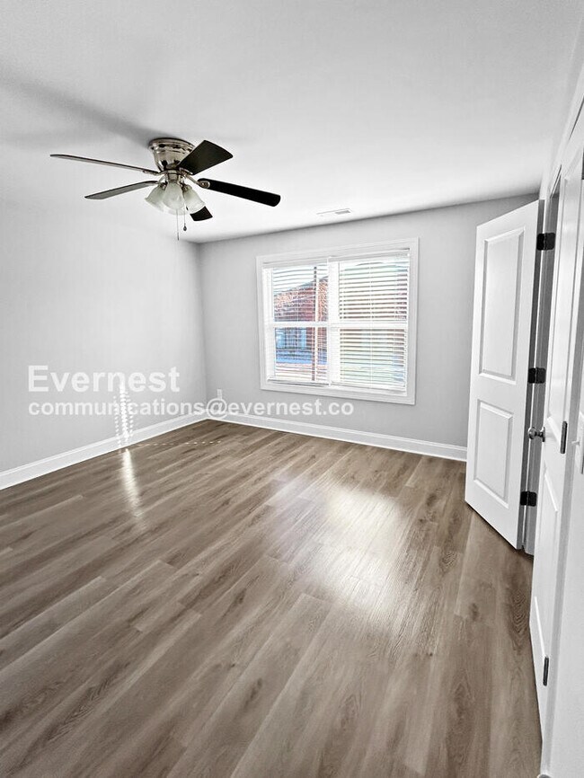 Building Photo - 3 Bed/2.5 Bath Home with Off-Street Parking / Pet-Friendly / Vouchers Accepted