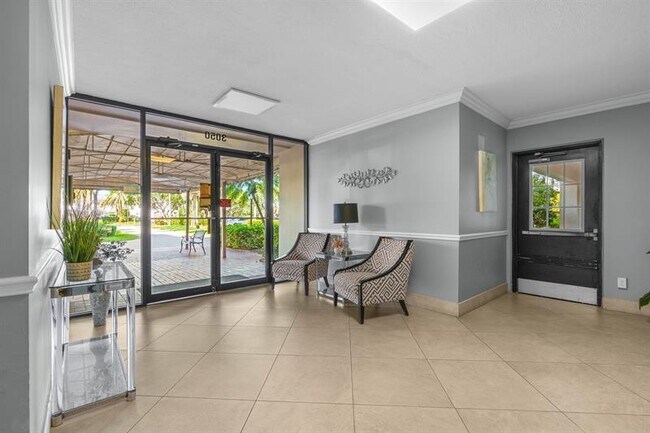 Building Photo - 3050 N Palm Aire Dr