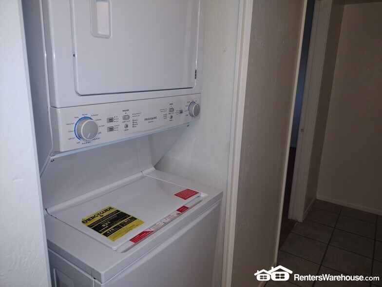 Building Photo - 2515 S Maple Ave