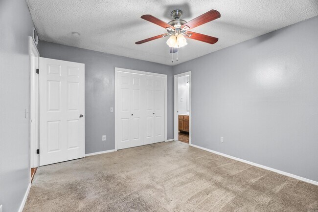 Building Photo - 1309 Country Oaks Dr