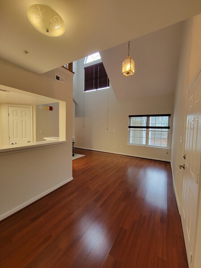 Building Photo - 913 Hillside Lake Terrace