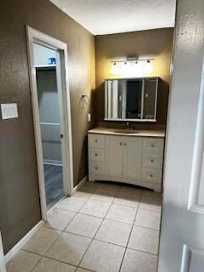 Building Photo - 2625 E Cavett Dr