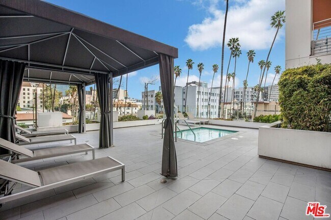 Building Photo - 453 S Kenmore Ave