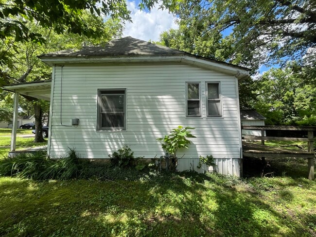 Building Photo - 615 N Almond St